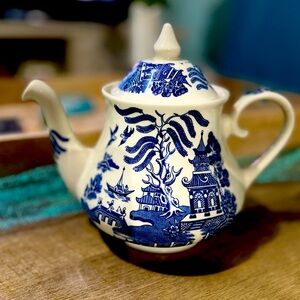 Church Hill blue willow teapot with sprout chinoiserie